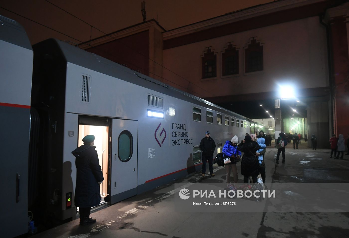Отправление поезда "Таврия" из Москвы в Крым