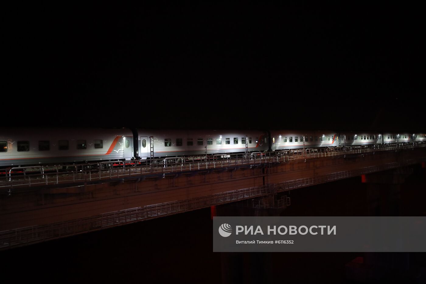 Первый пассажирский поезд Санкт-Петербург - Крым