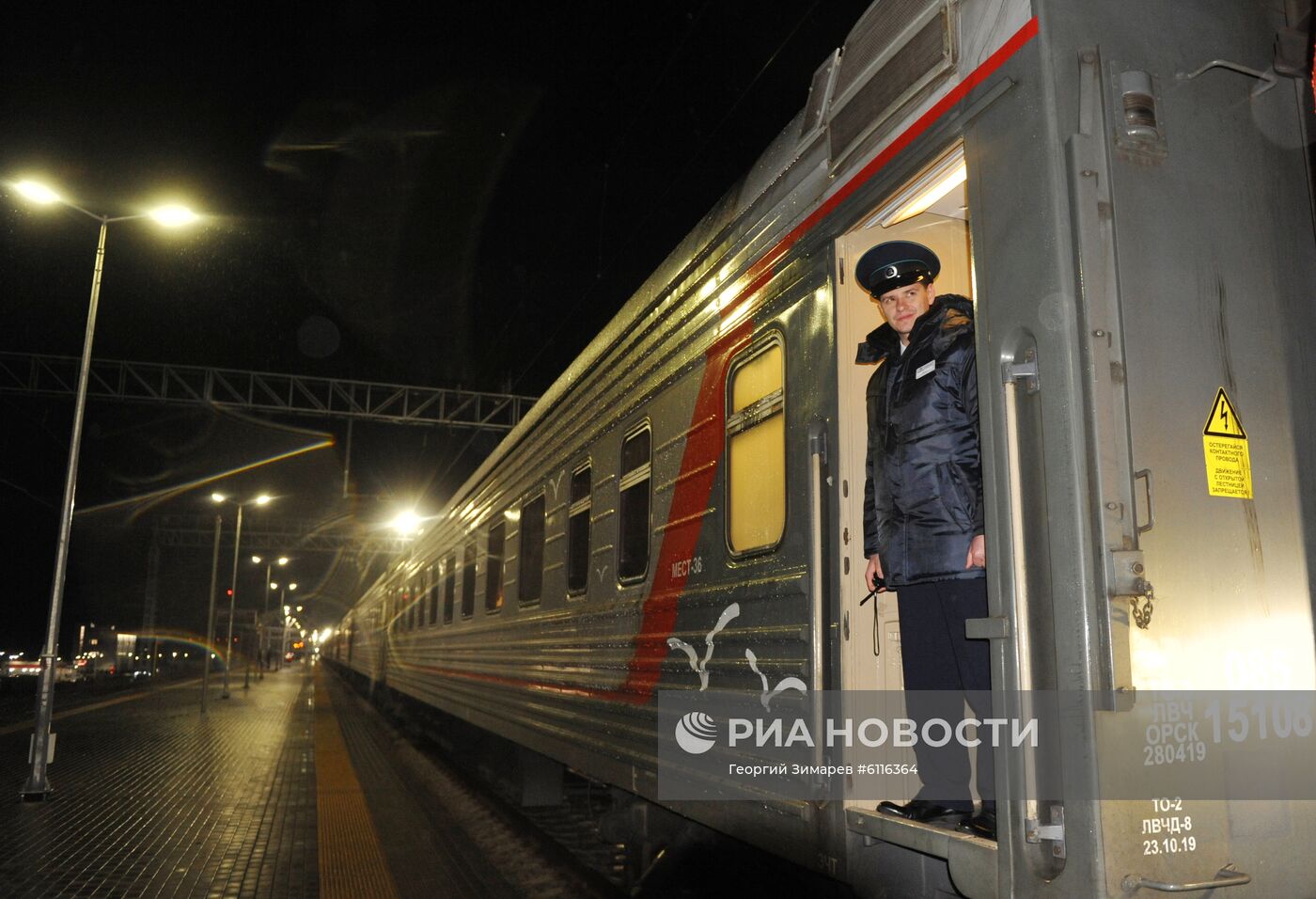 Первый пассажирский поезд Санкт-Петербург - Крым | РИА Новости Медиабанк