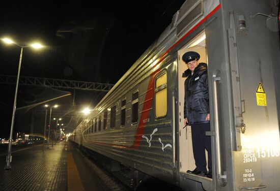 Первый пассажирский поезд Санкт-Петербург - Крым