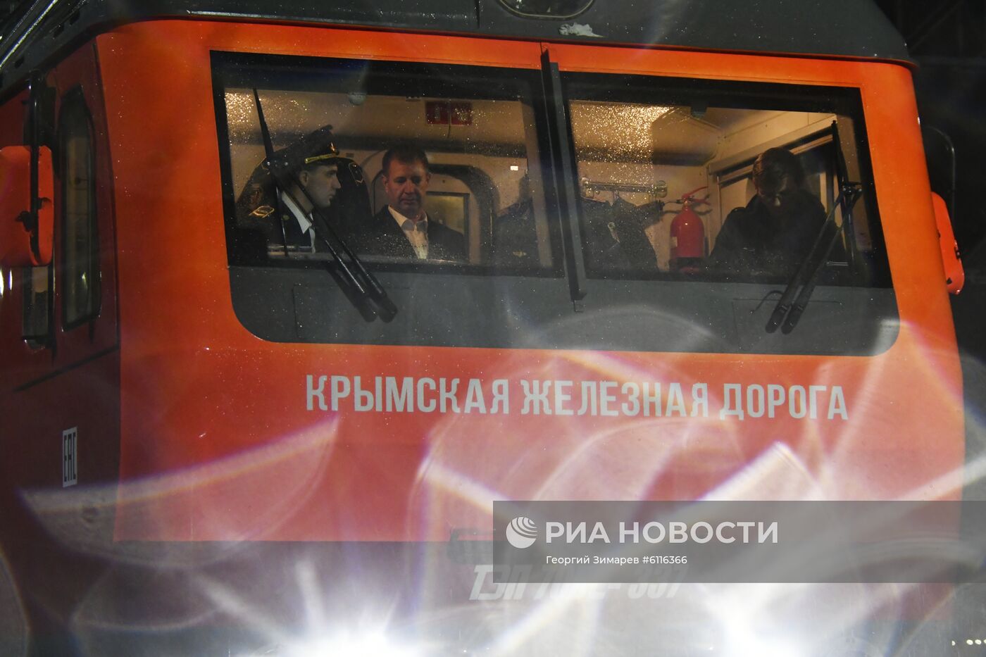 Первый пассажирский поезд Санкт-Петербург - Крым