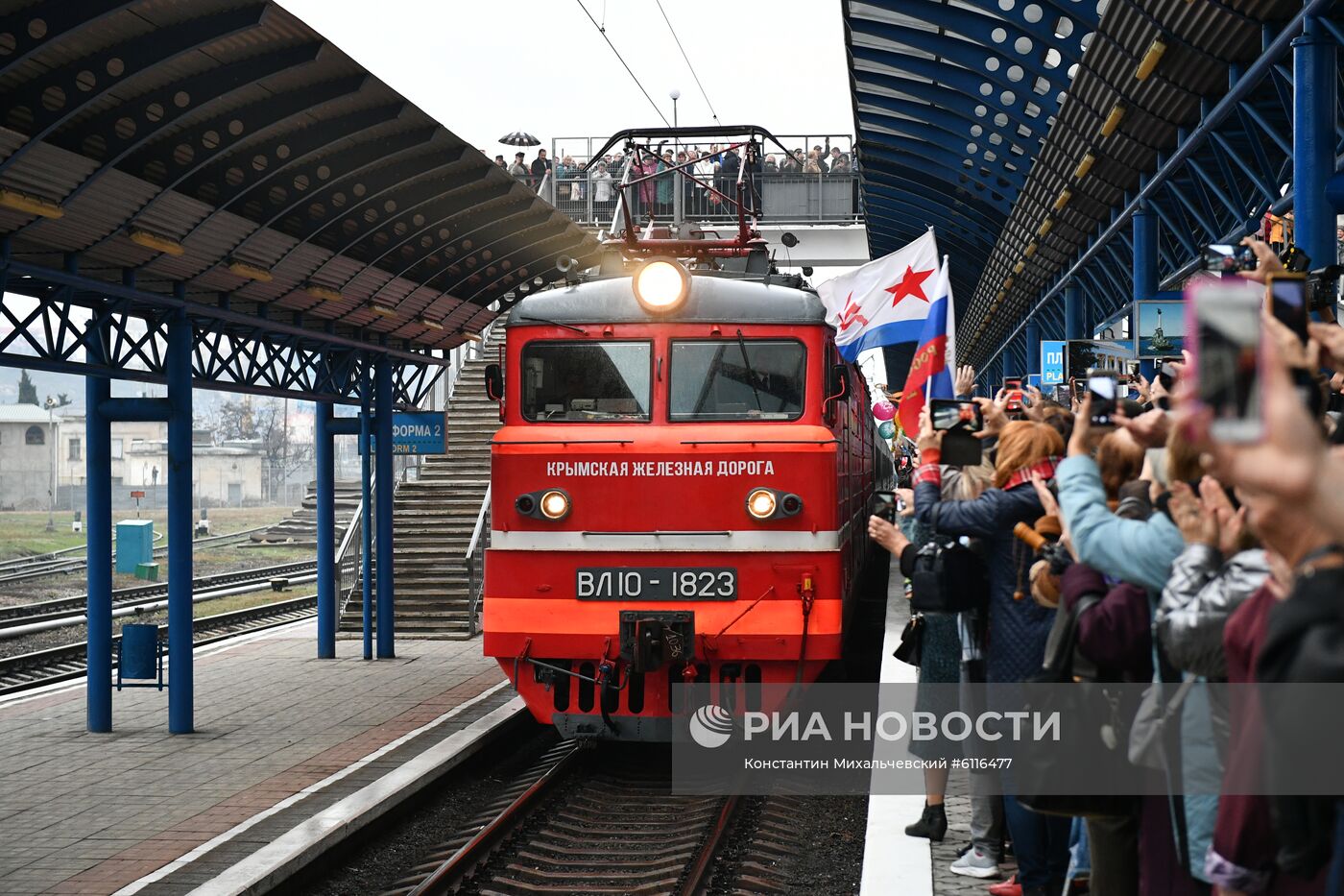 Прибытие пассажирского поезда  "Таврия" в Крым