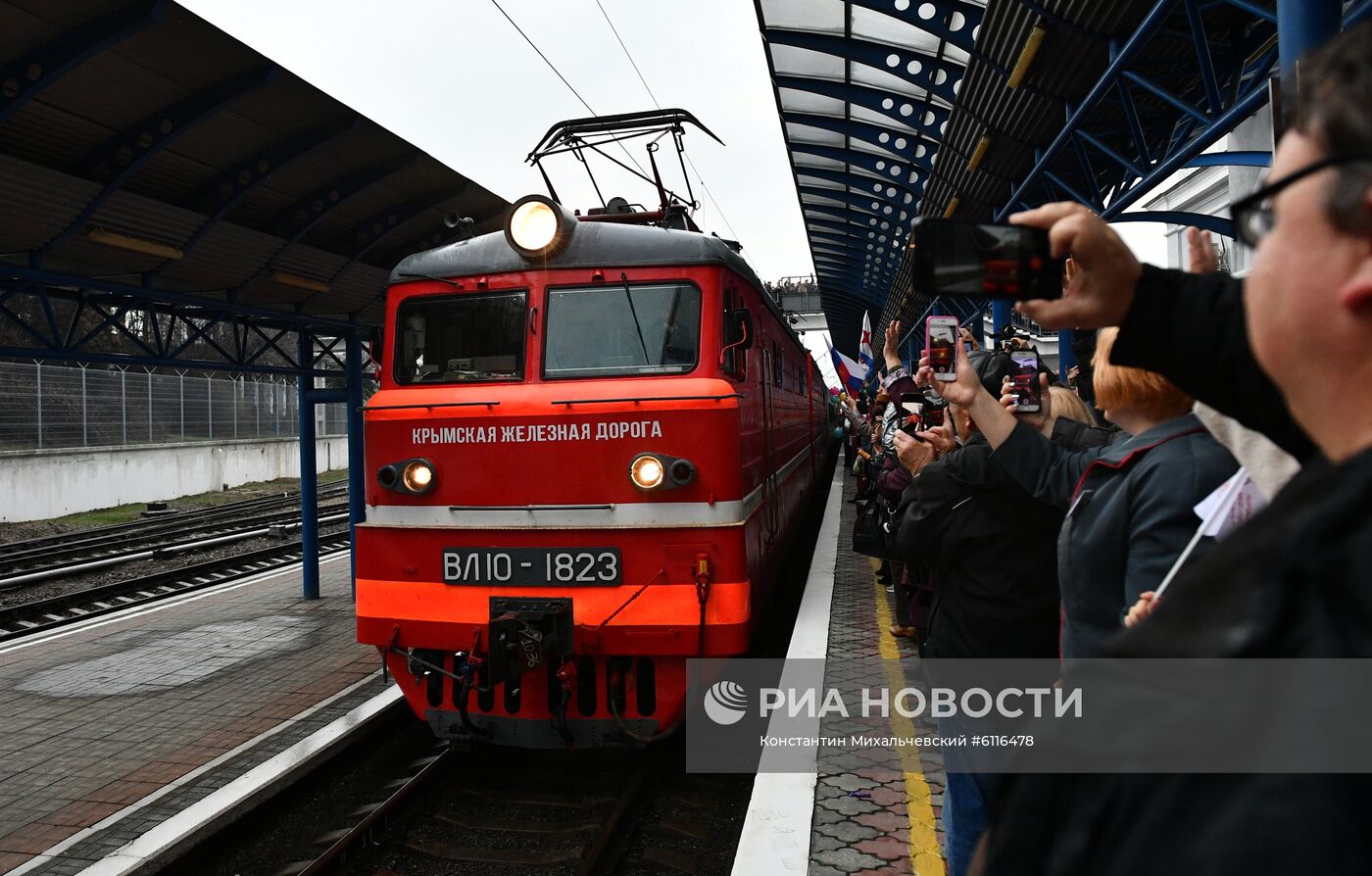 Прибытие пассажирского поезда  "Таврия" в Крым