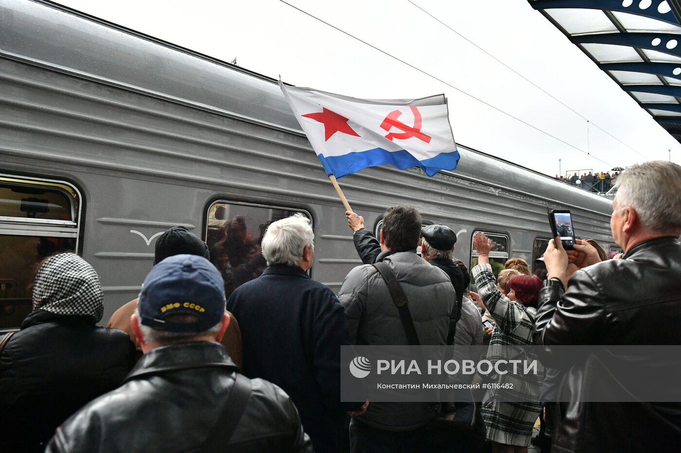 Прибытие пассажирского поезда  "Таврия" в Крым