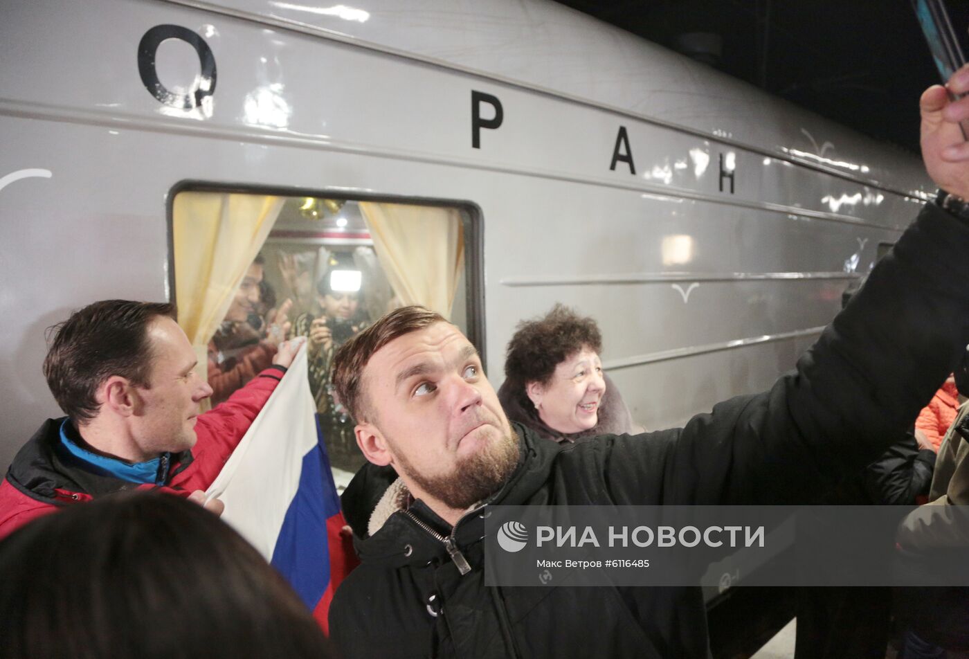 Прибытие пассажирского поезда  "Таврия" в Крым