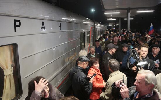 Прибытие пассажирского поезда  "Таврия" в Крым