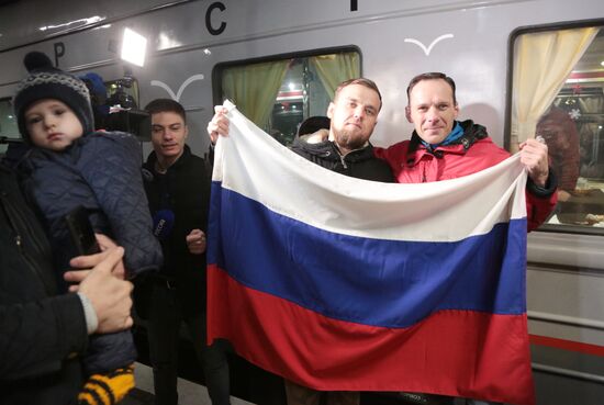 Прибытие пассажирского поезда  "Таврия" в Крым