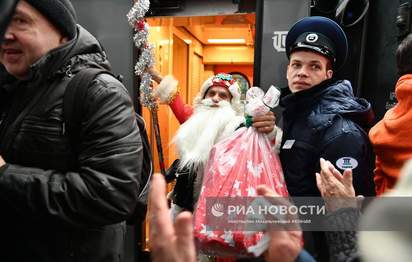 Прибытие пассажирского поезда  "Таврия" в Крым