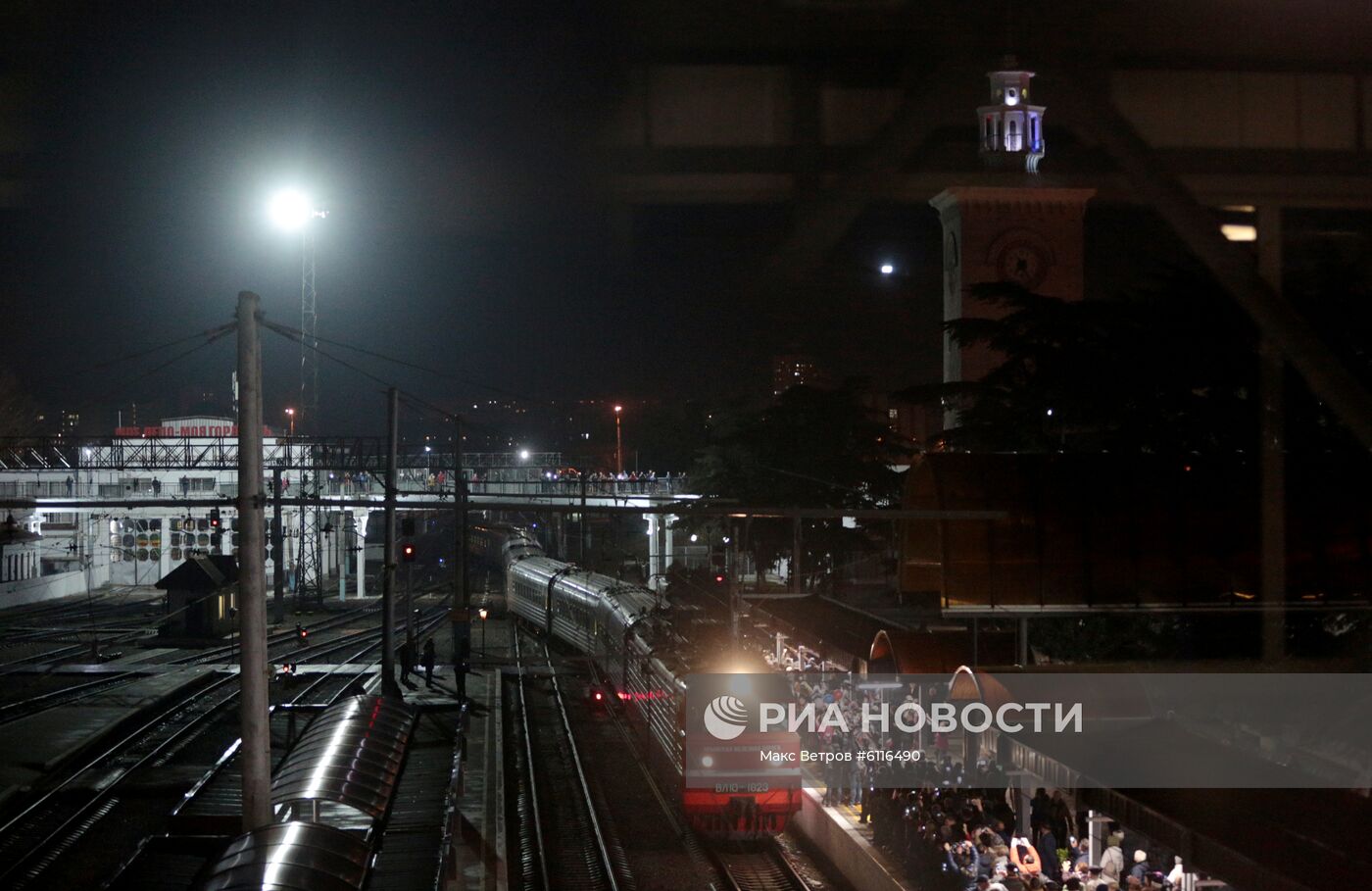 Прибытие пассажирского поезда  "Таврия" в Крым