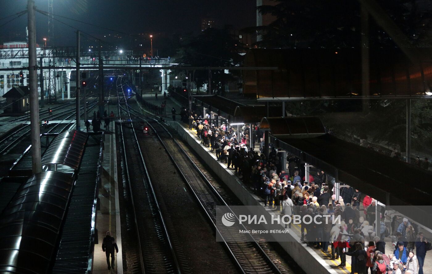 Прибытие пассажирского поезда  "Таврия" в Крым