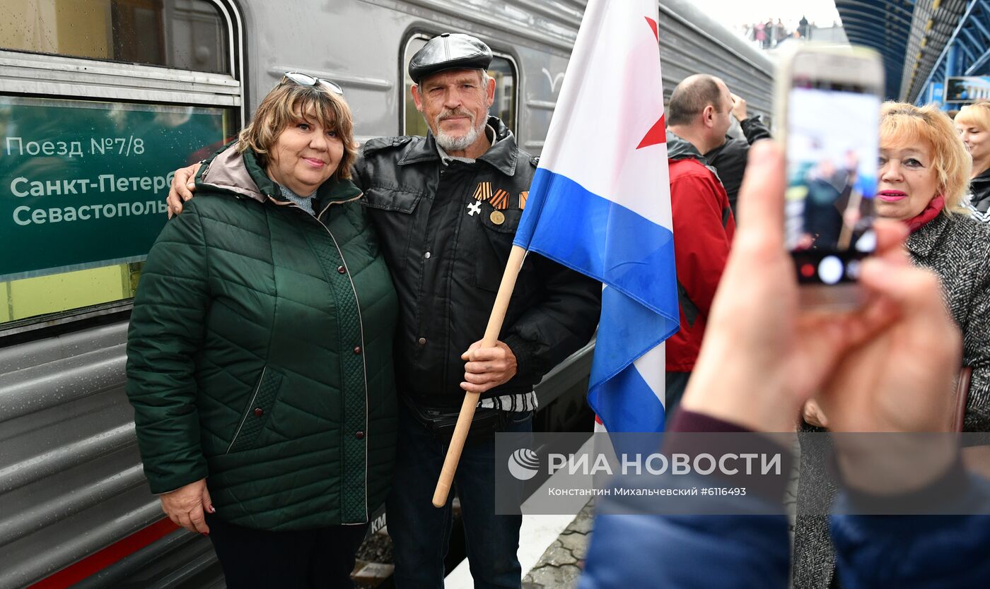 Прибытие пассажирского поезда "Таврия" в Крым