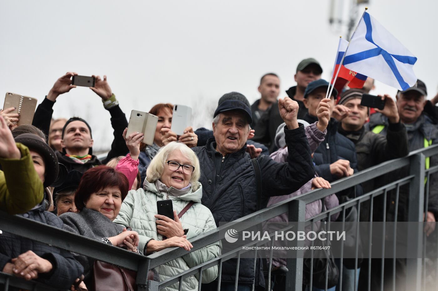 Прибытие пассажирского поезда  "Таврия" в Крым