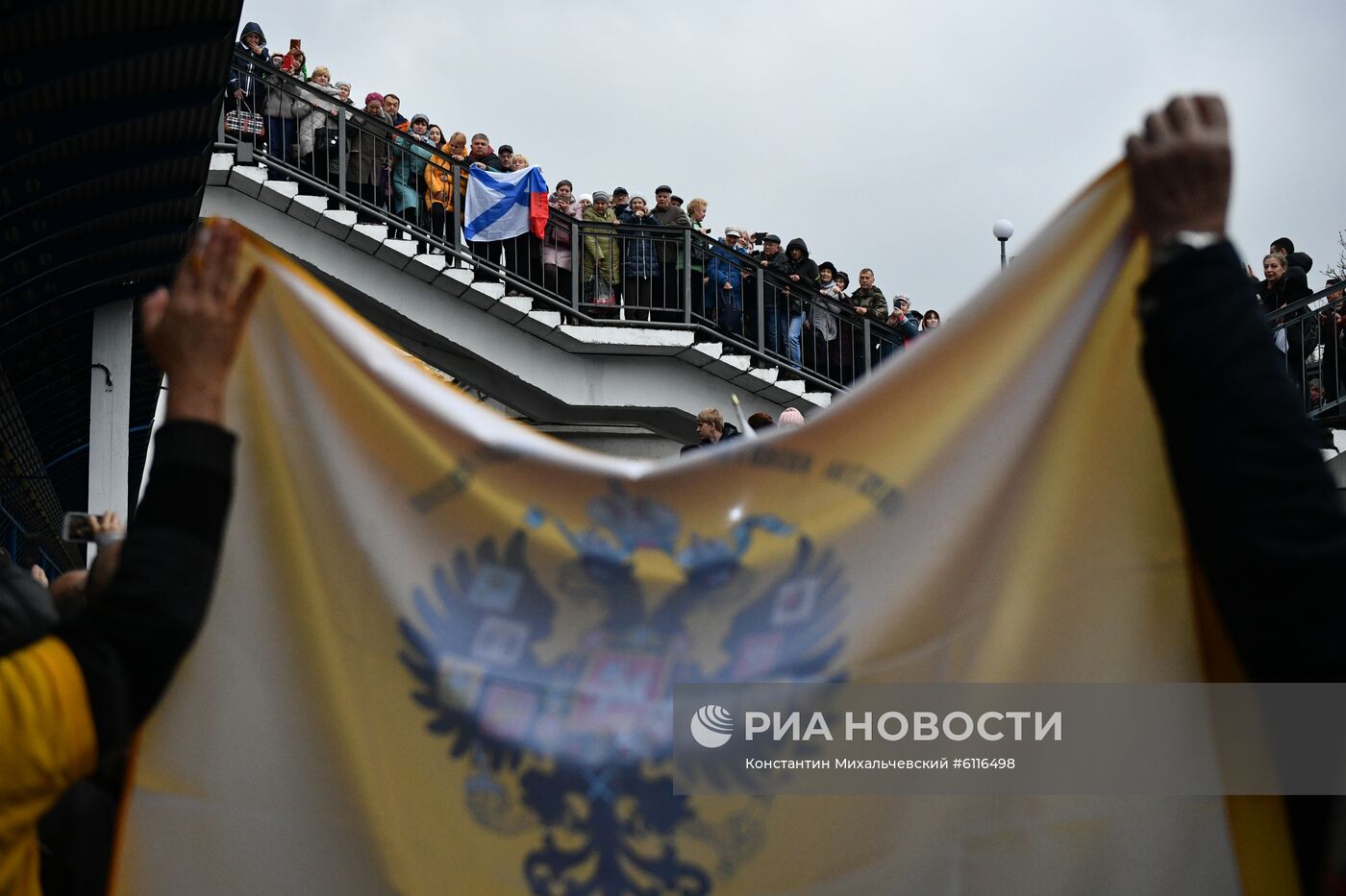 Прибытие пассажирского поезда "Таврия" в Крым