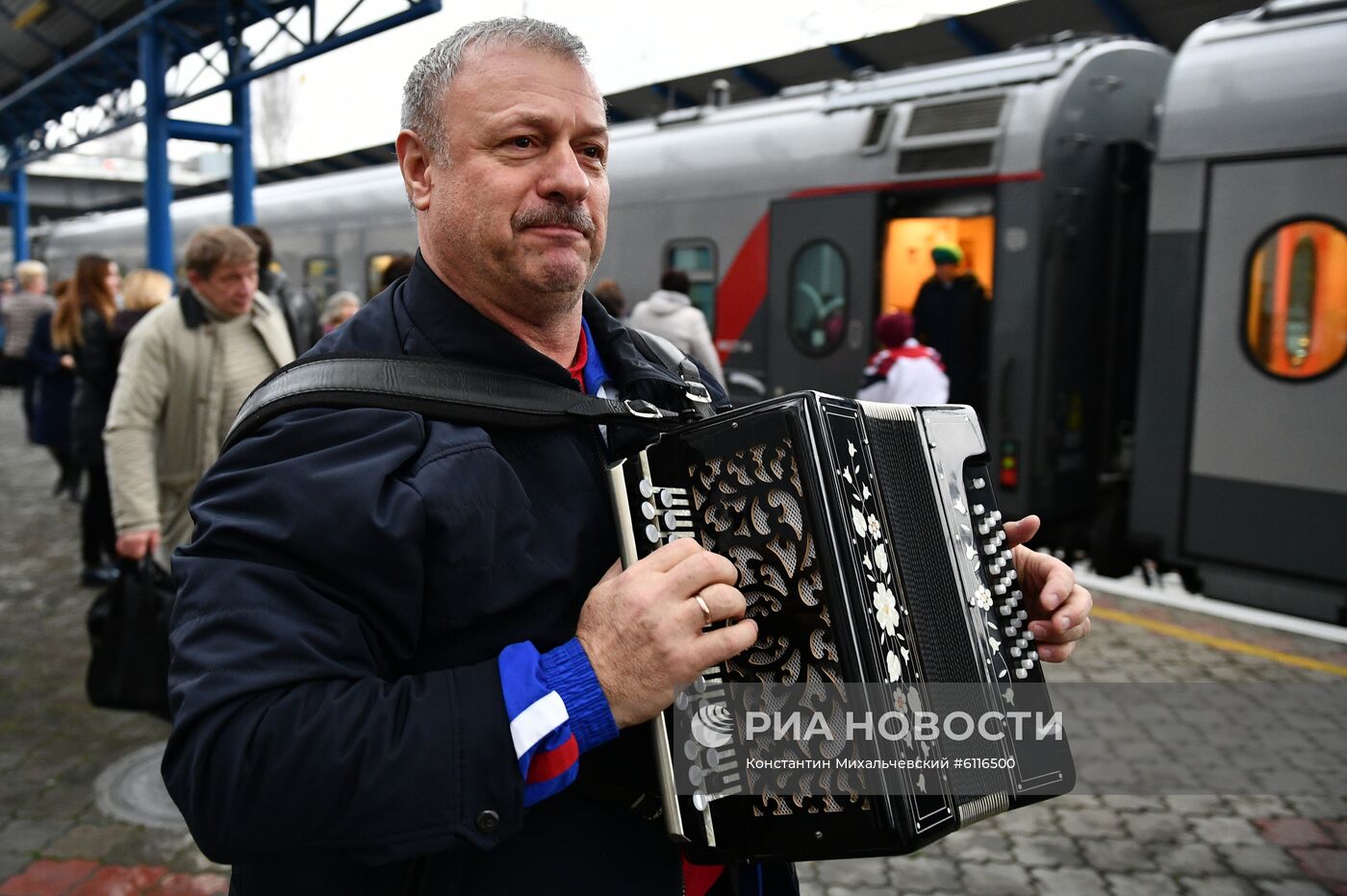 Прибытие пассажирского поезда  "Таврия" в Крым