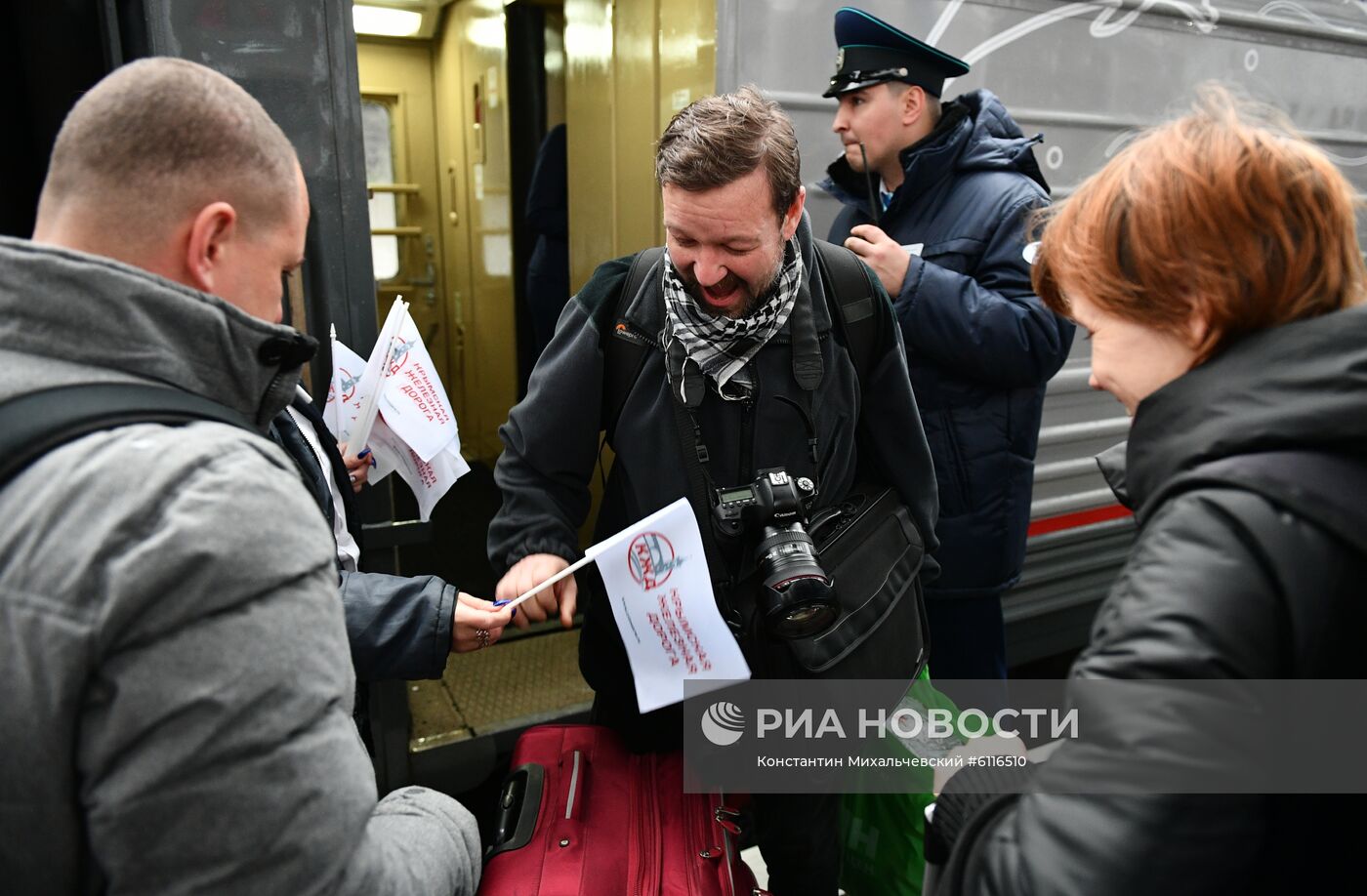 Прибытие пассажирского поезда  "Таврия" в Крым