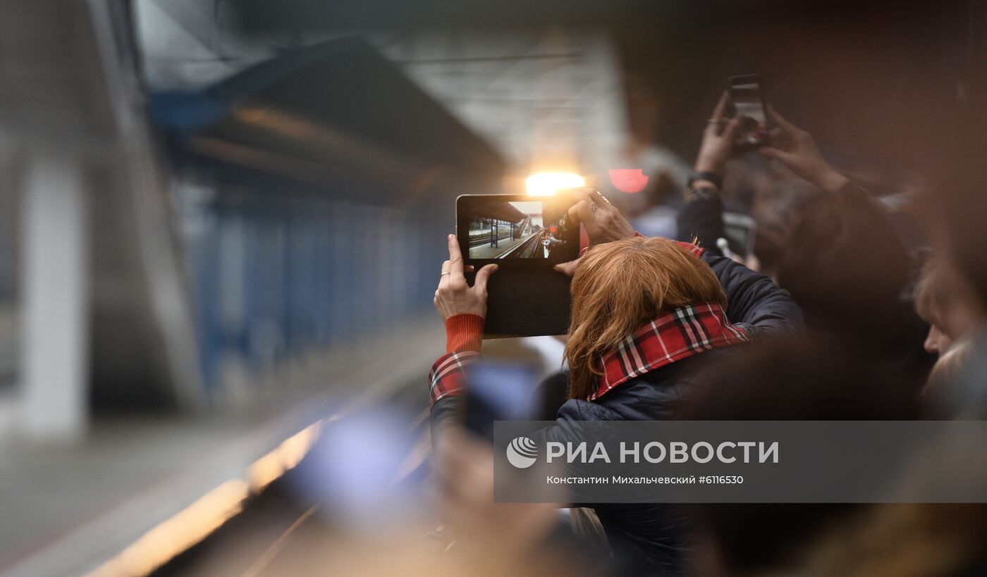 Прибытие пассажирского поезда "Таврия" в Крым