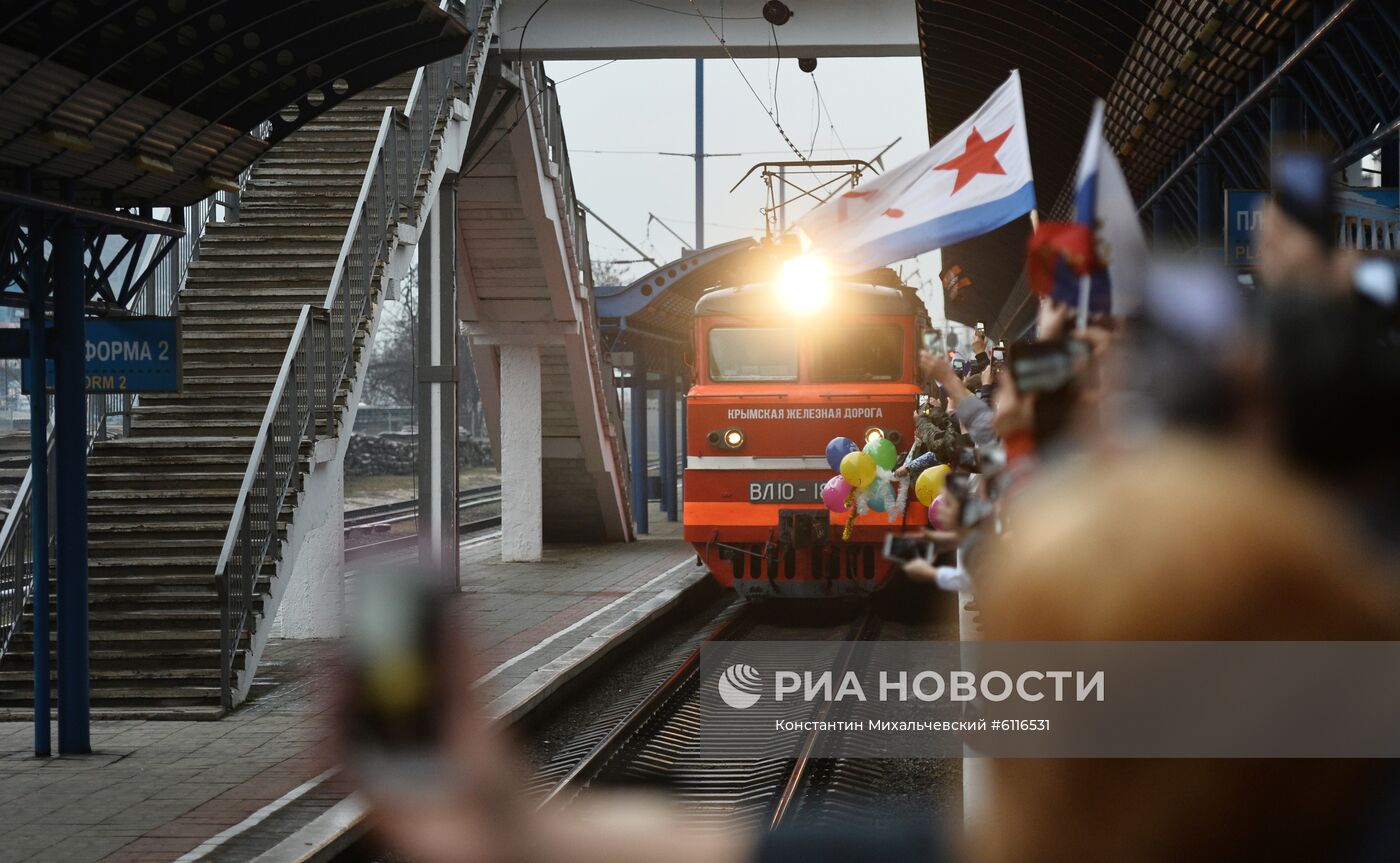 Прибытие пассажирского поезда  "Таврия" в Крым