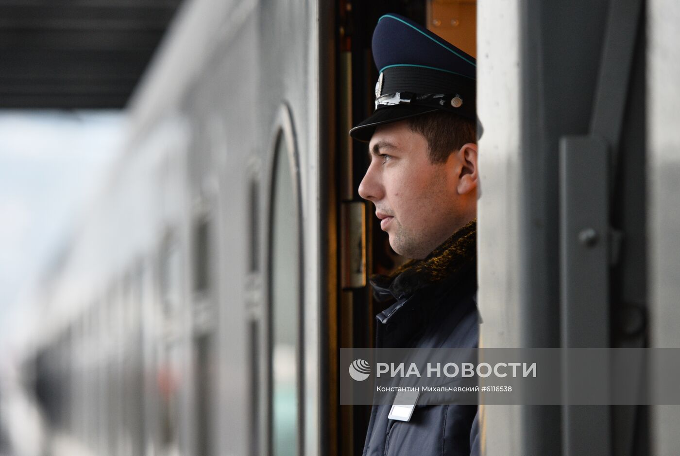 Прибытие пассажирского поезда  "Таврия" в Крым