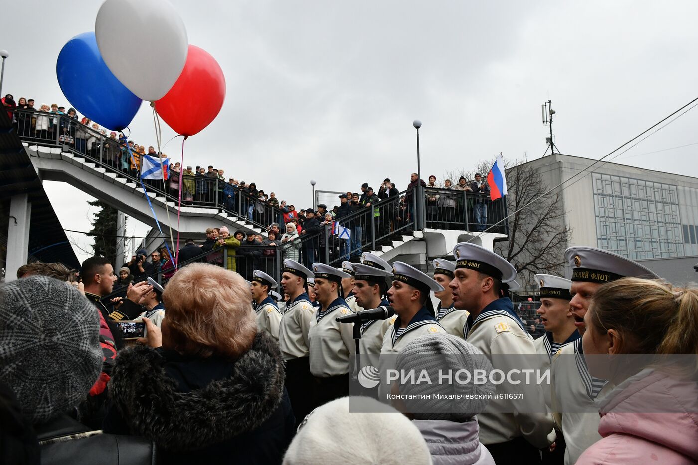 Прибытие пассажирского поезда  "Таврия" в Крым