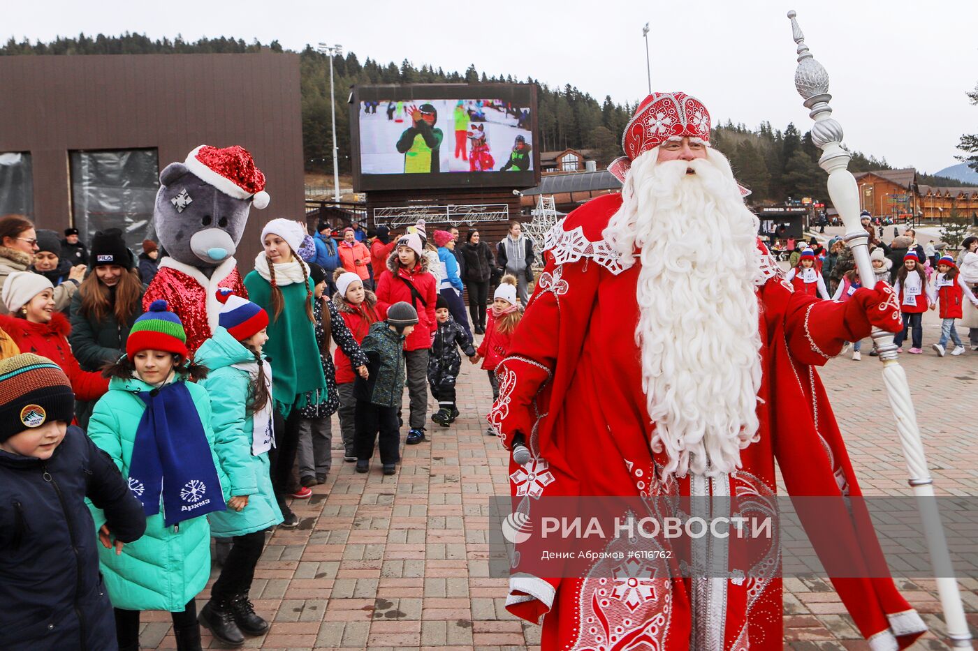 Всероссийский Дед Мороз принял участие в открытии метеостанции в Архызе