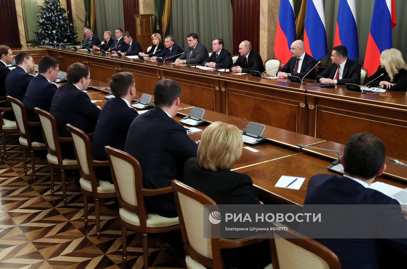 Президент РФ В. Путин провел предновогоднюю встречу с членами правительства РФ