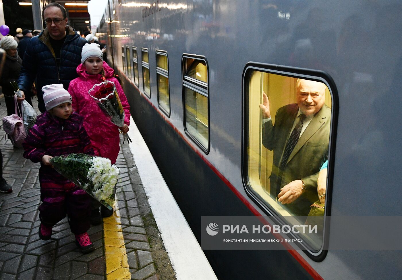 Прибытие пассажирского поезда  "Москва  Симферополь"