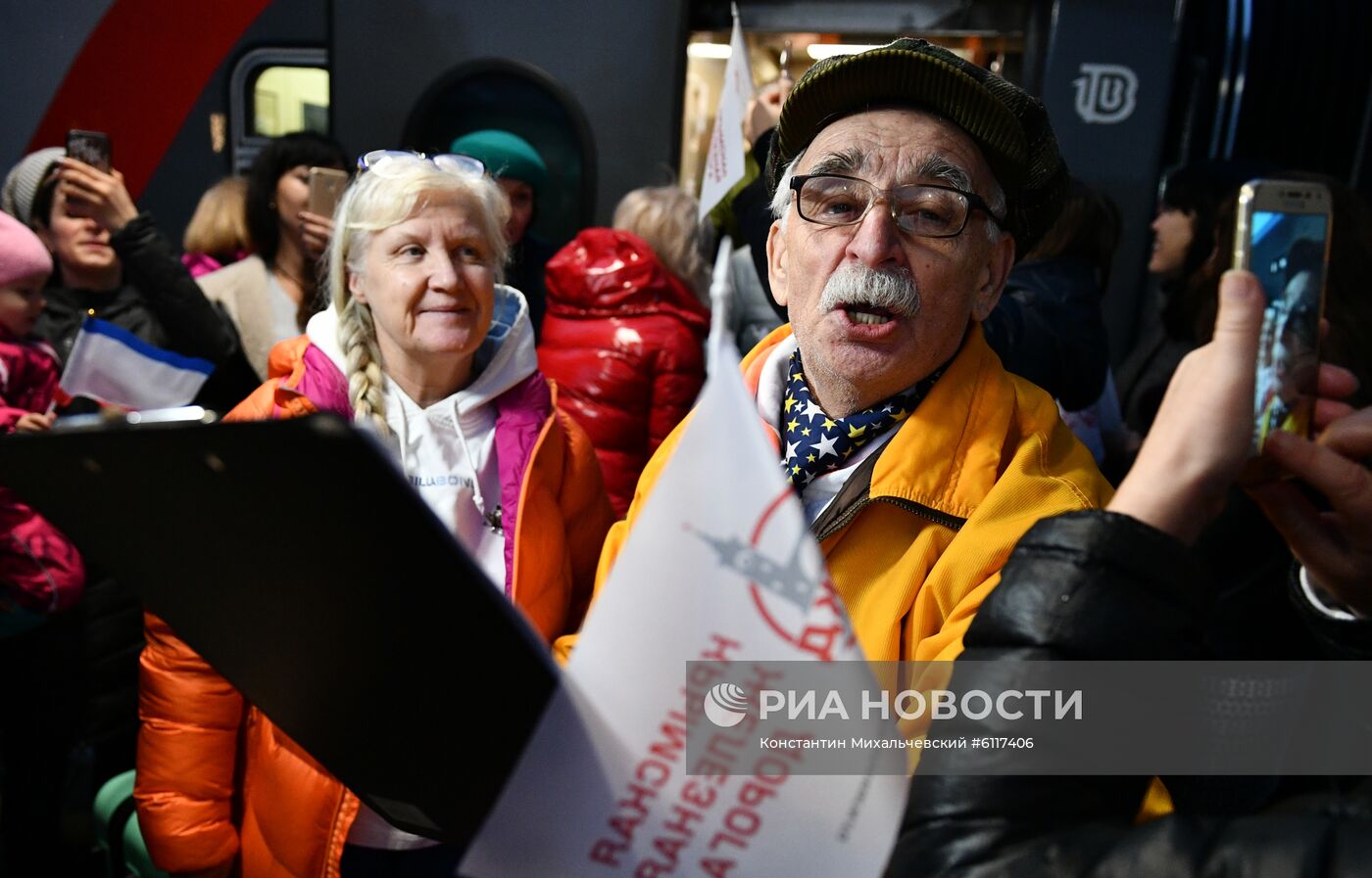 Прибытие пассажирского поезда  "Москва  Симферополь"