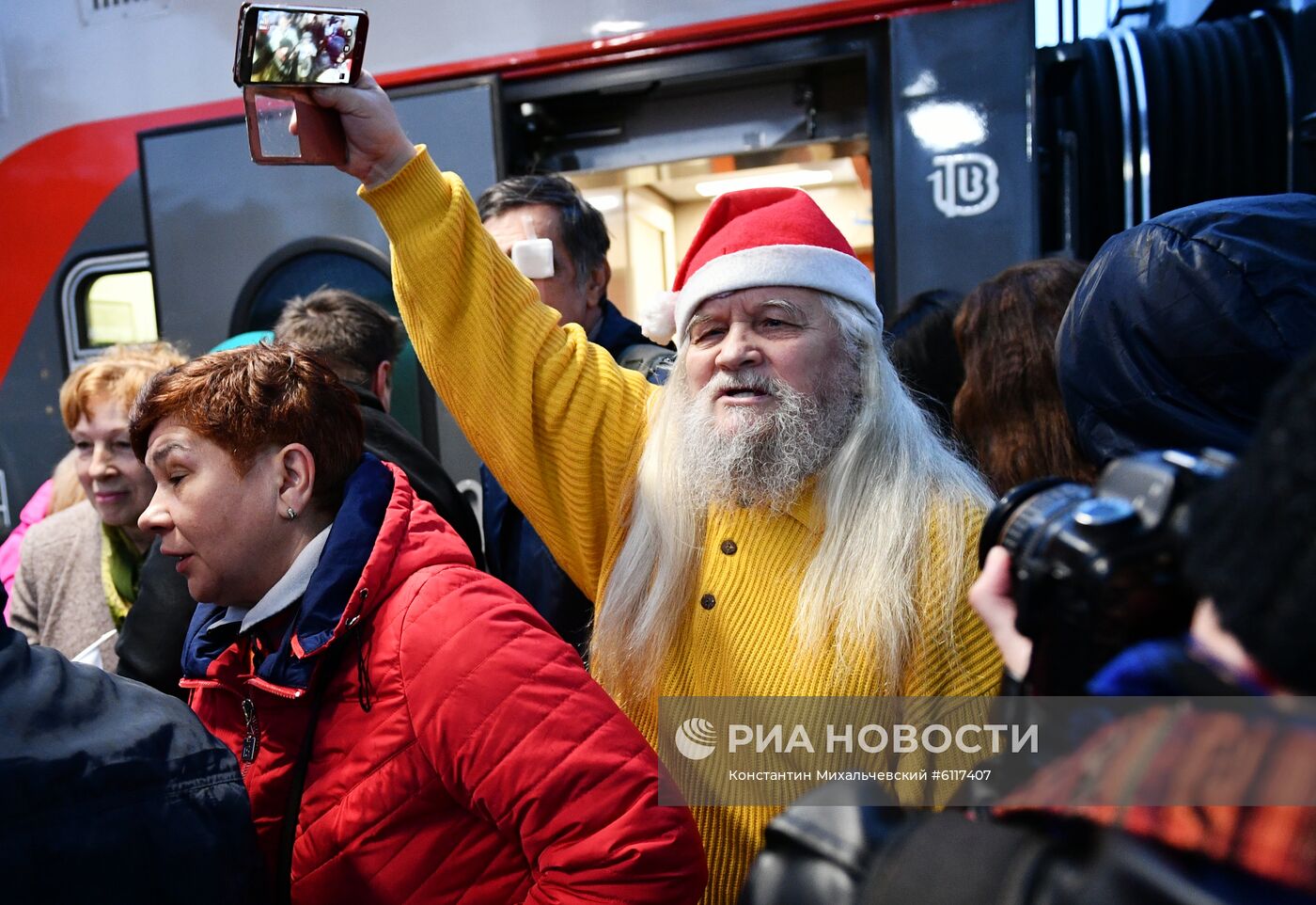 Прибытие пассажирского поезда  "Москва  Симферополь"