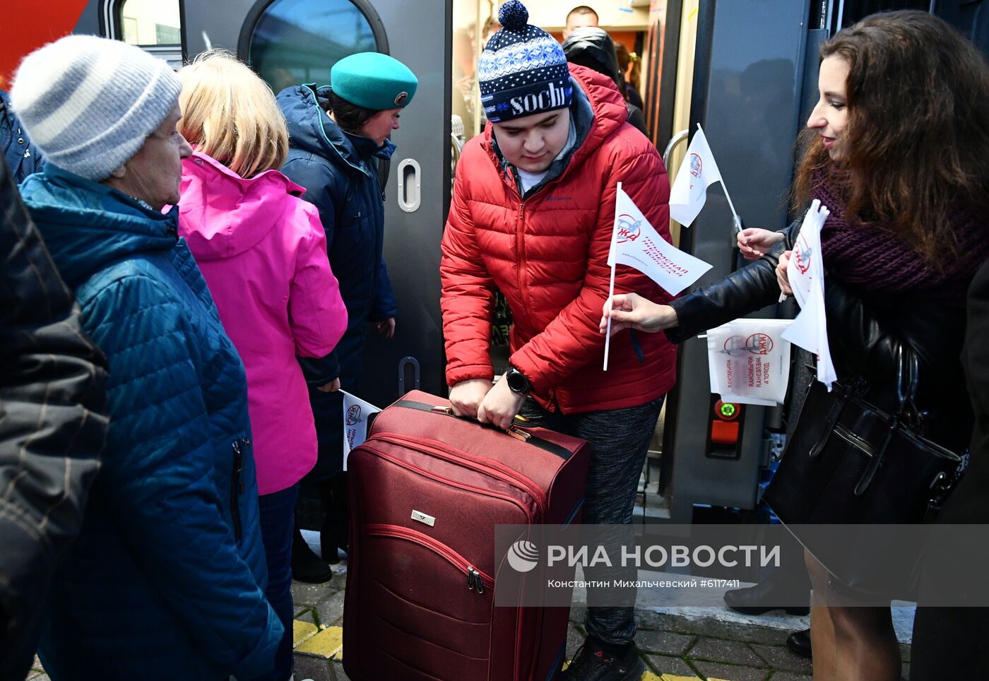 Прибытие пассажирского поезда  "Москва  Симферополь"