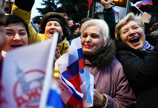 Прибытие пассажирского поезда  "Москва  Симферополь"