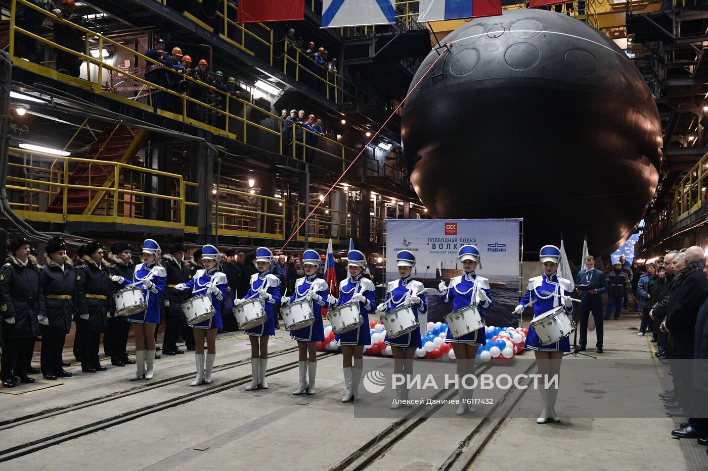 Спуск на воду дизель-электрической подводной лодки "Волхов"