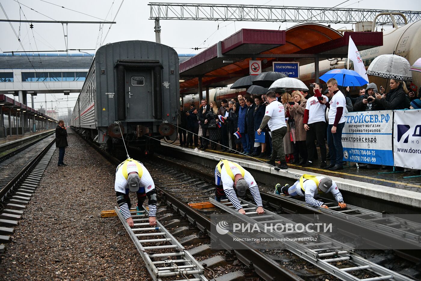 Прибытие пассажирского поезда  "Москва  Симферополь"