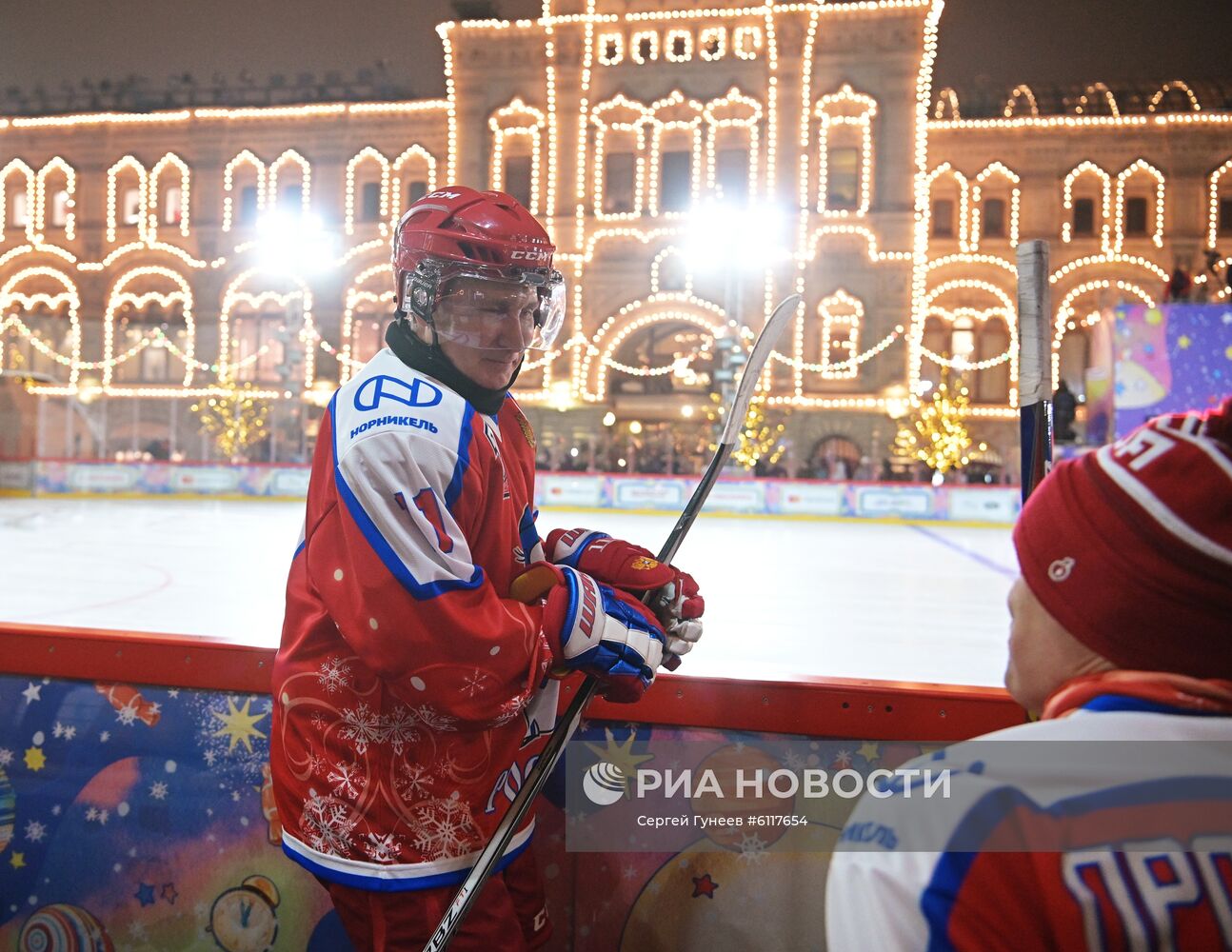Президент РФ В. Путин принял участие в предновогоднем товарищеском матче Ночной хоккейной лиги