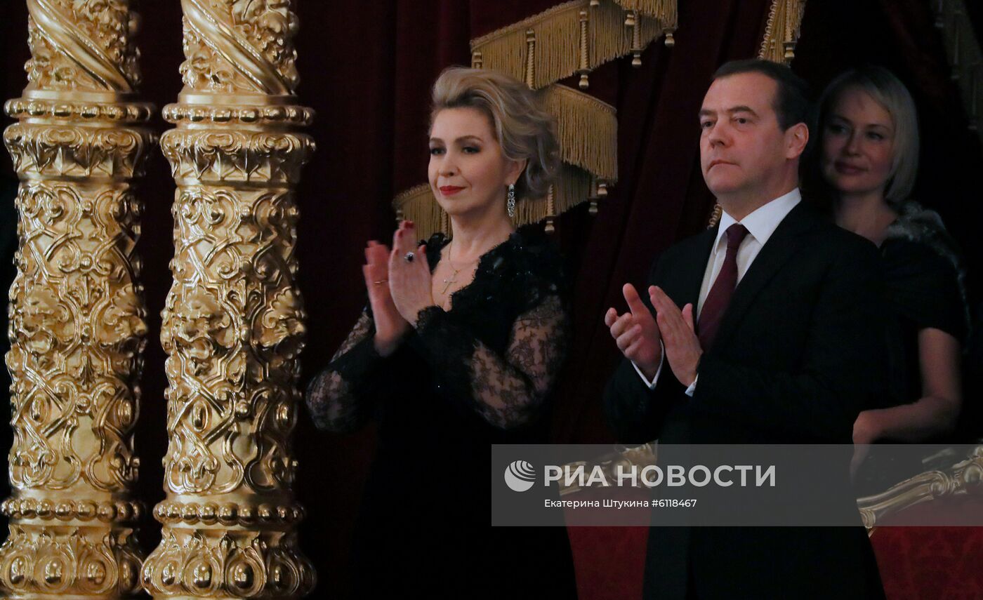 Президент РФ В. Путин и премьер-министр РФ Д. Медведев приняли участие в торжественном вечере по случаю Нового года