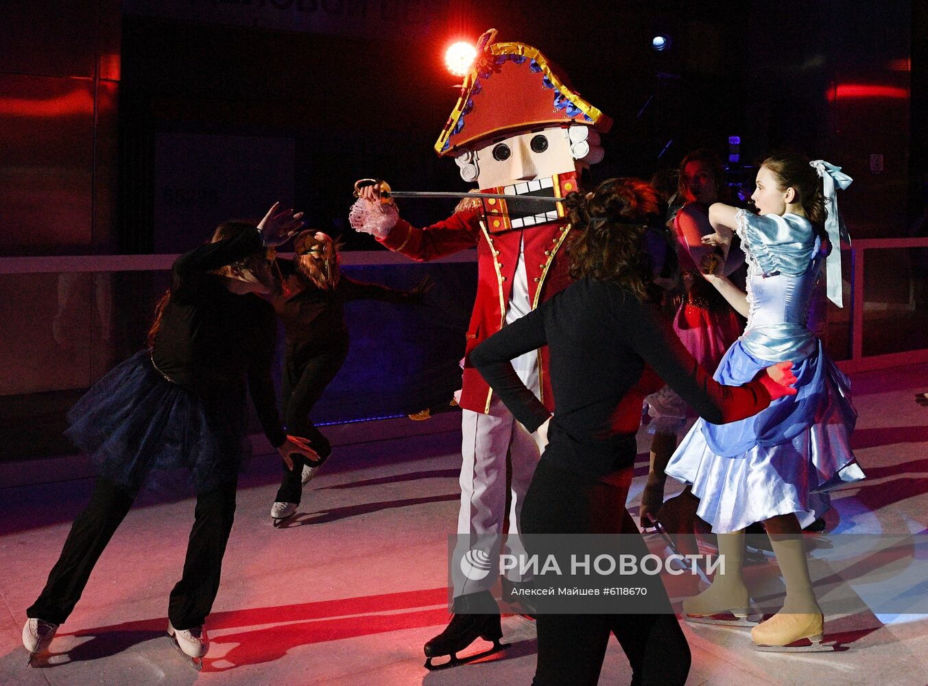 Ледовое шоу "Щелкунчик" в Московском метрополитене