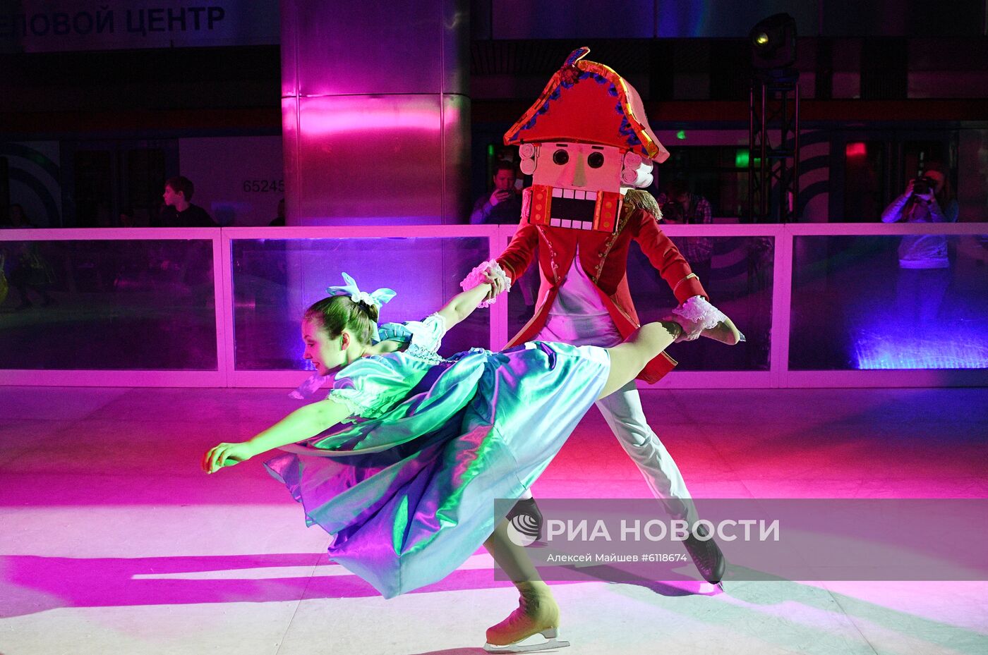Ледовое шоу "Щелкунчик" в Московском метрополитене