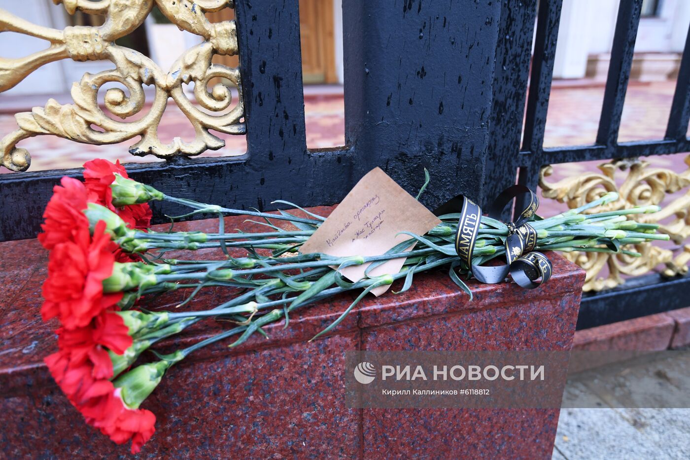Цветы у посольства Казахстана в Москве