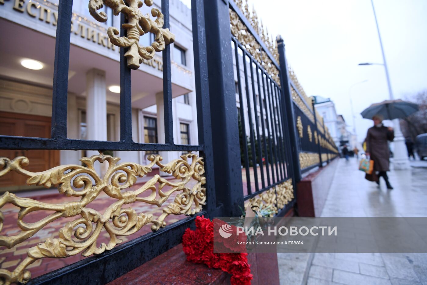 Цветы у посольства Казахстана в Москве