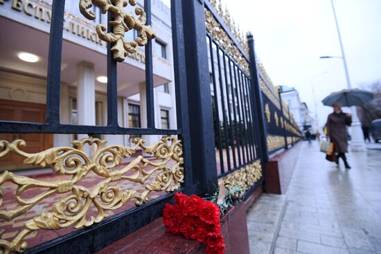 Цветы у посольства Казахстана в Москве