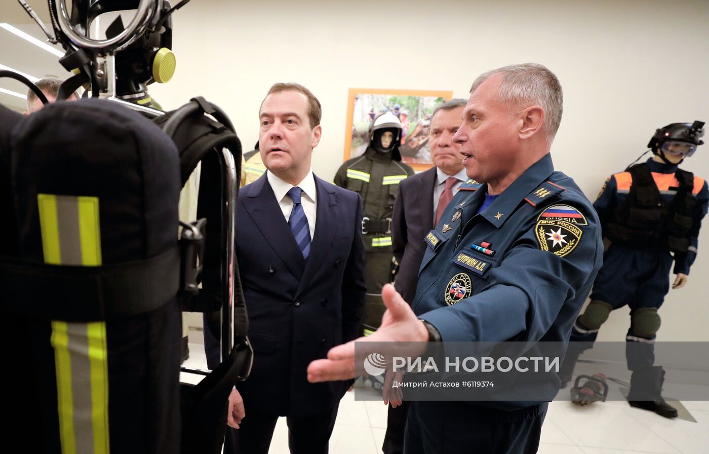 Премьер-министр РФ Д. Медведев посетил Национальный центр управления в кризисных ситуациях МЧС России 