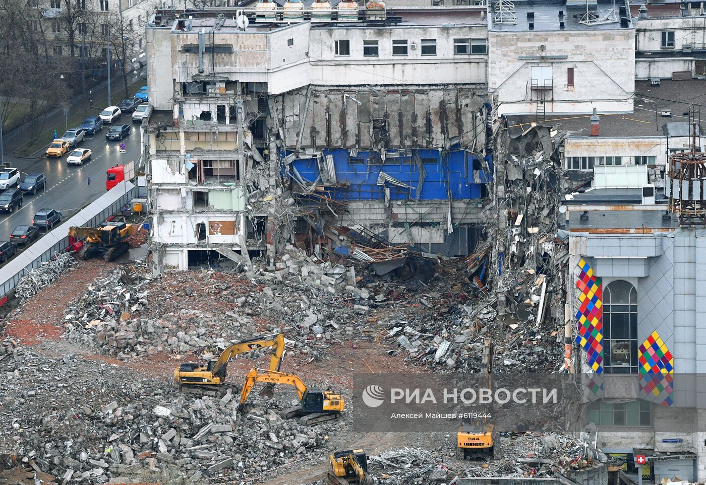 Продолжается снос киноцентра "Соловей" на Красной Пресне в Москве