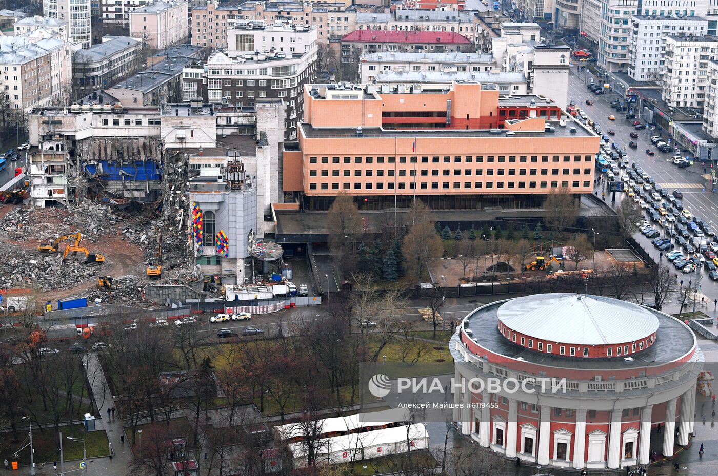 Продолжается снос киноцентра "Соловей" на Красной Пресне в Москве