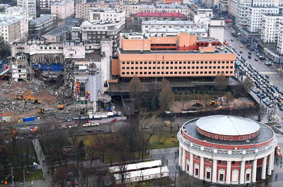 Продолжается снос киноцентра "Соловей" на Красной Пресне в Москве