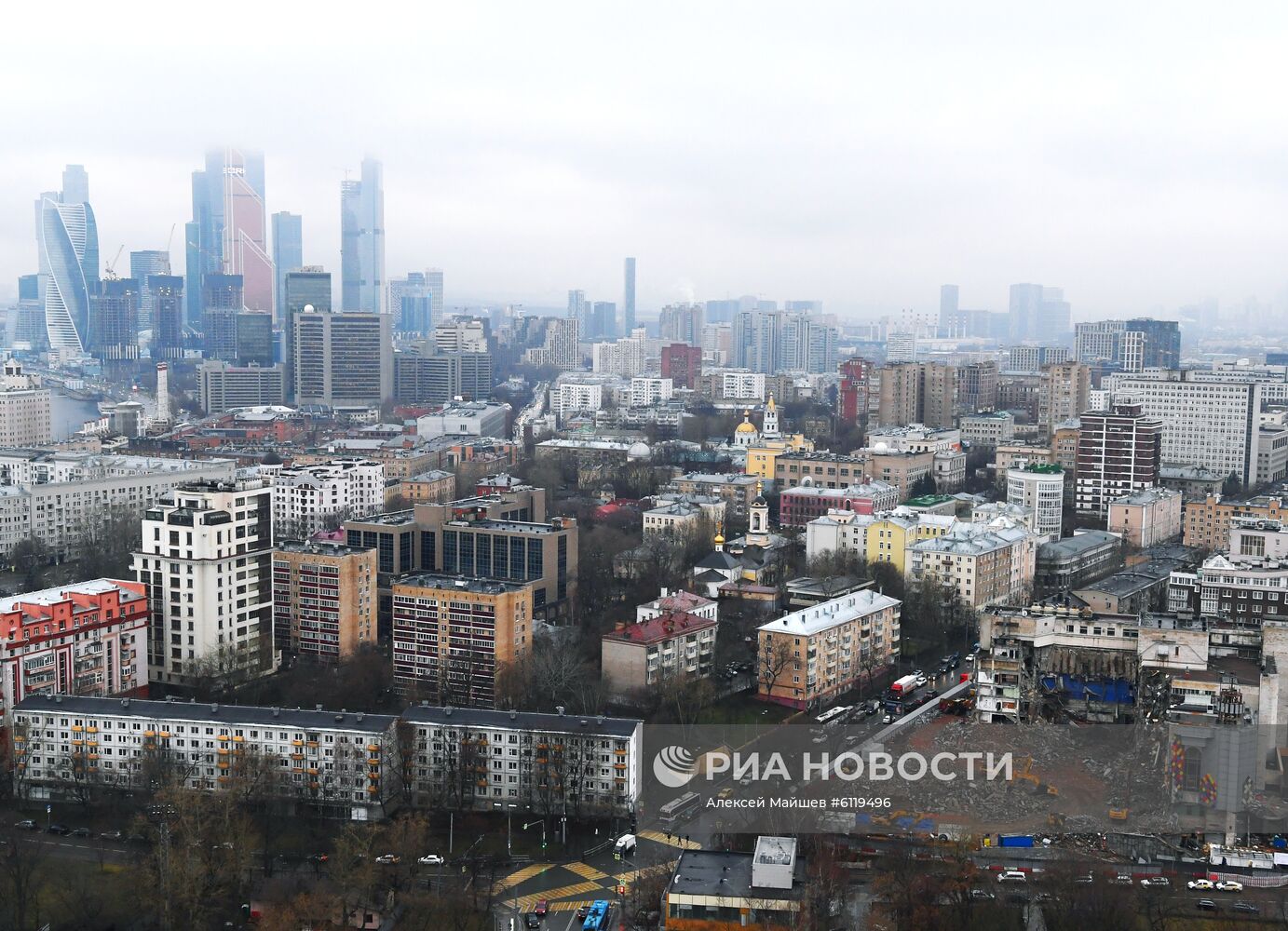 Продолжается снос киноцентра "Соловей" на Красной Пресне в Москве