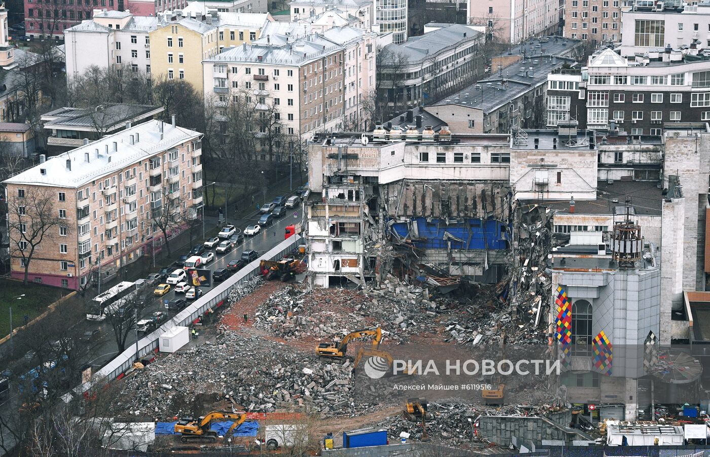 Продолжается снос киноцентра "Соловей" на Красной Пресне в Москве