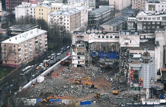 Продолжается снос киноцентра "Соловей" на Красной Пресне в Москве