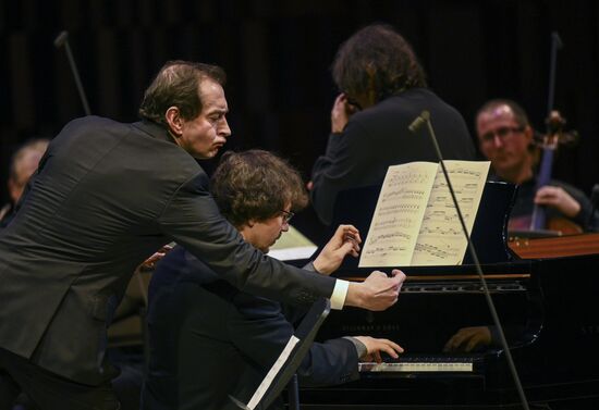 Концерт "Камю, Шуберт, Малер, Сен-Санс" в Москве