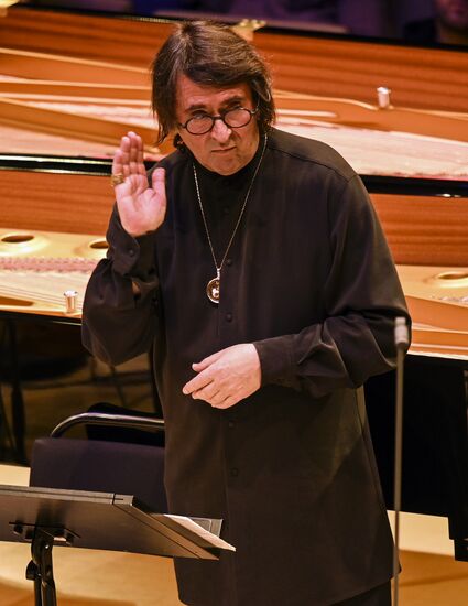 Концерт "Камю, Шуберт, Малер, Сен-Санс" в Москве