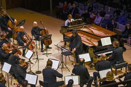 Концерт "Камю, Шуберт, Малер, Сен-Санс" в Москве