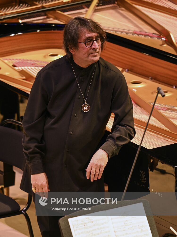 Концерт "Камю, Шуберт, Малер, Сен-Санс" в Москве